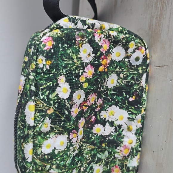 BAGGU Camera Crossbody In Daisy Print - Picture 4 of 15
